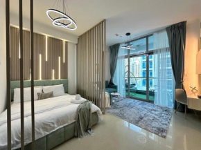 Stylish Studio with Stunning Marina Canal Views near to the Beach